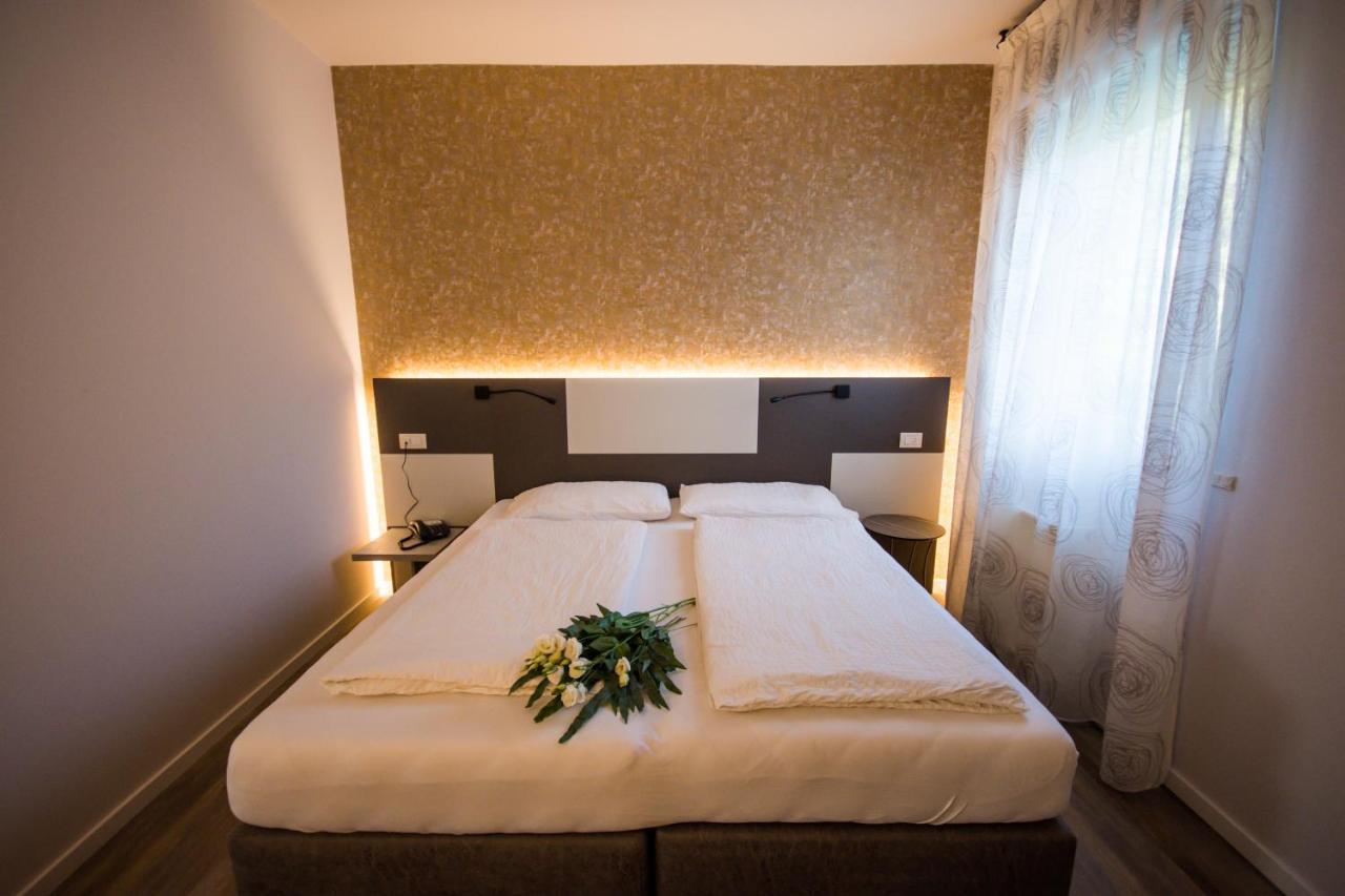 Hotel Eden Torri Del Benaco Buitenkant foto